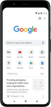 Pixel 4 XL-telefon med skärm som visar sökfältet i Google.com, favoritappar och rekommenderade artiklar.