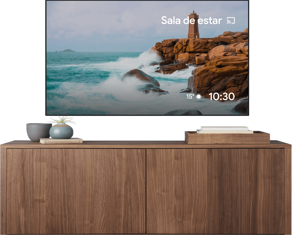 Pantalla de TV que reproduce un video de alguien amasando, y una laptop desde donde se está transmitiendo ese mismo video.